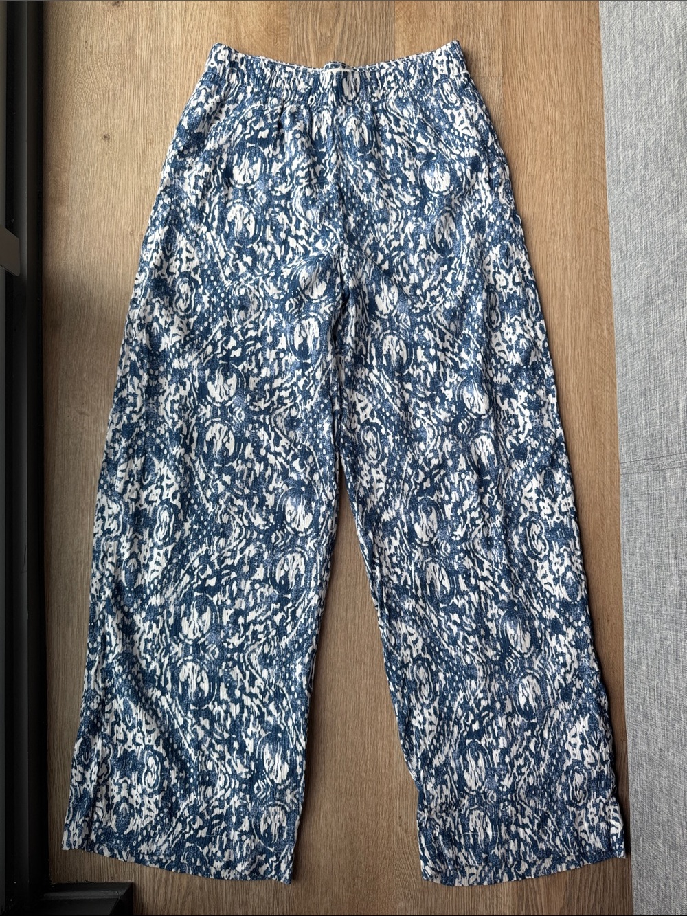 Abercrombie & Fitch Blue and White Printed Wide-Leg Pants